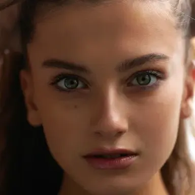 Zoë Pastelle Holthuizen